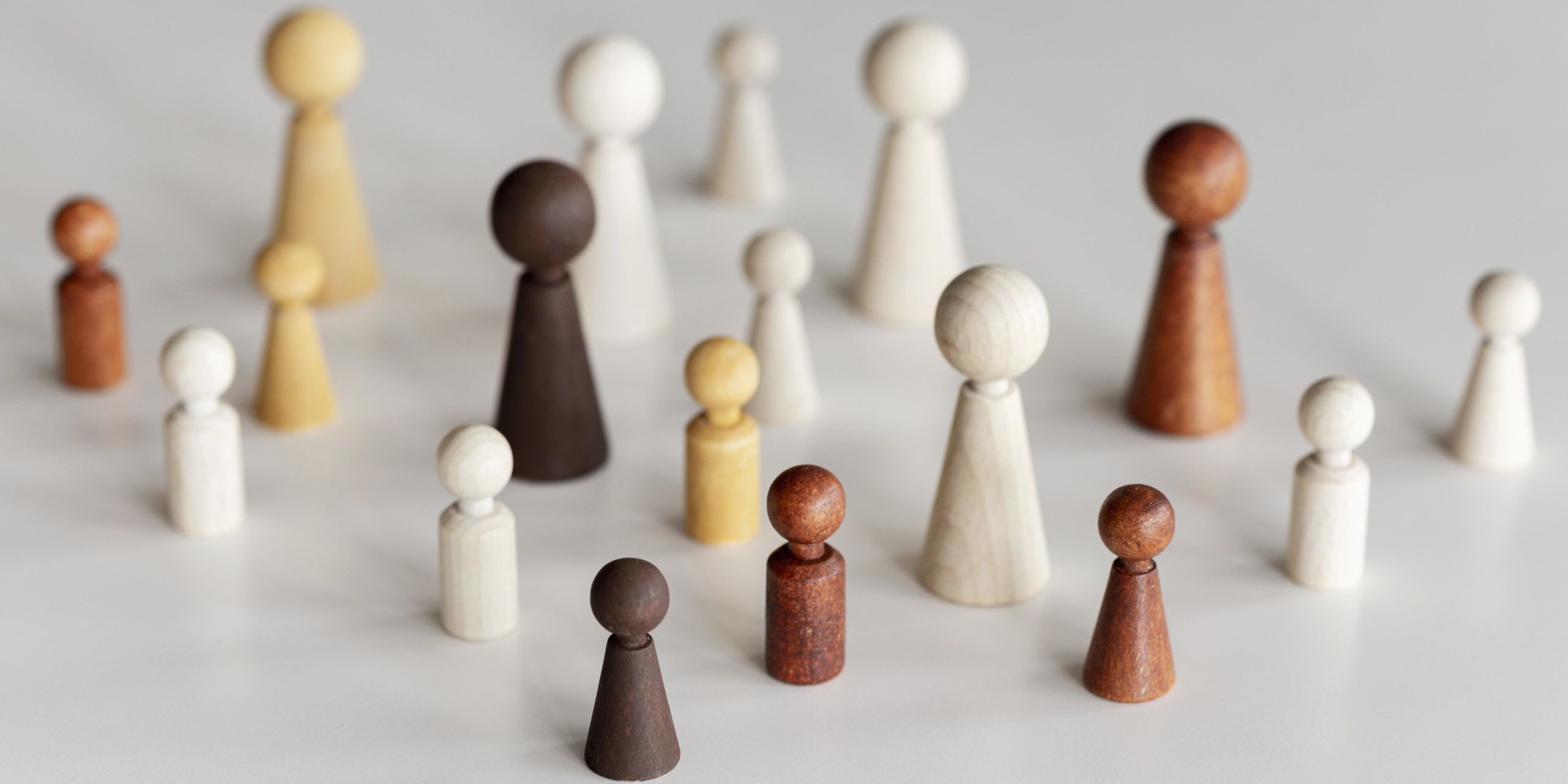 high-view-diverse-wooden-characters-inclusion-concept Planes de igualdad