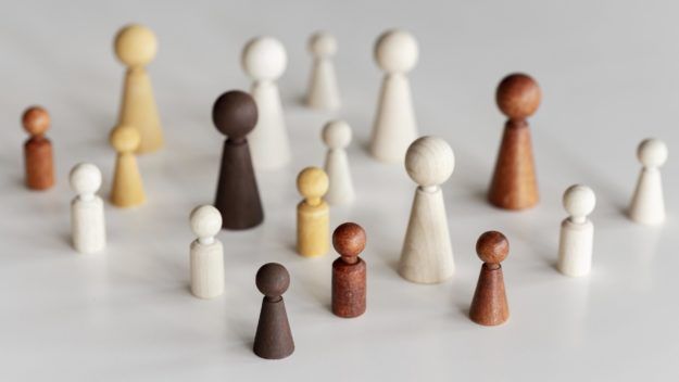 high-view-diverse-wooden-characters-inclusion-concept Planes de igualdad