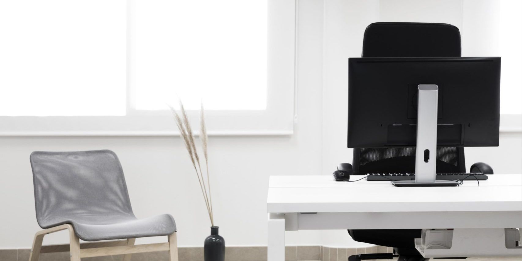 office-desk-with-computer-arrangement Cómo se registra un plan de igualdad