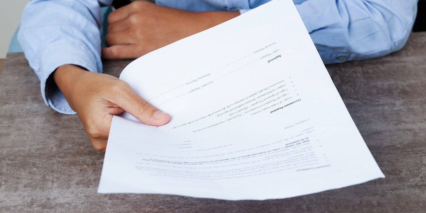 primer-plano-persona-negocios-dando-documento-al-espectador_1262-14852 Contrato indefinido
