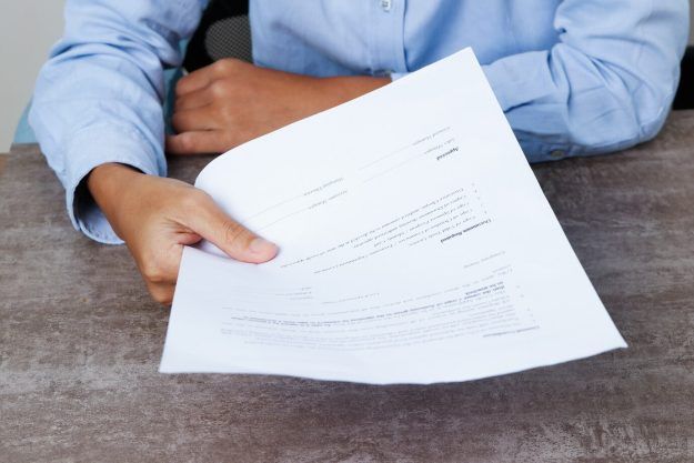 primer-plano-persona-negocios-dando-documento-al-espectador_1262-14852 Contrato indefinido
